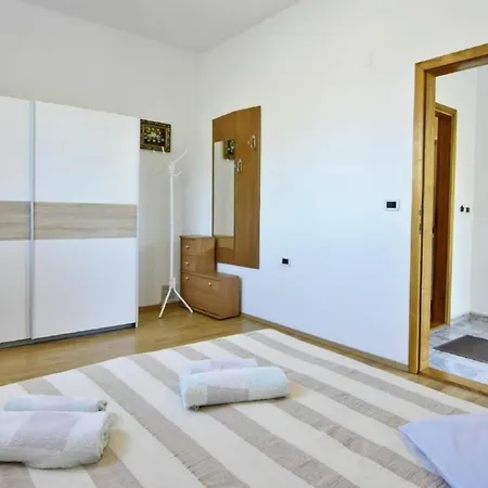 Klimatisierte In Valica Mit Grossem Garten Apartment